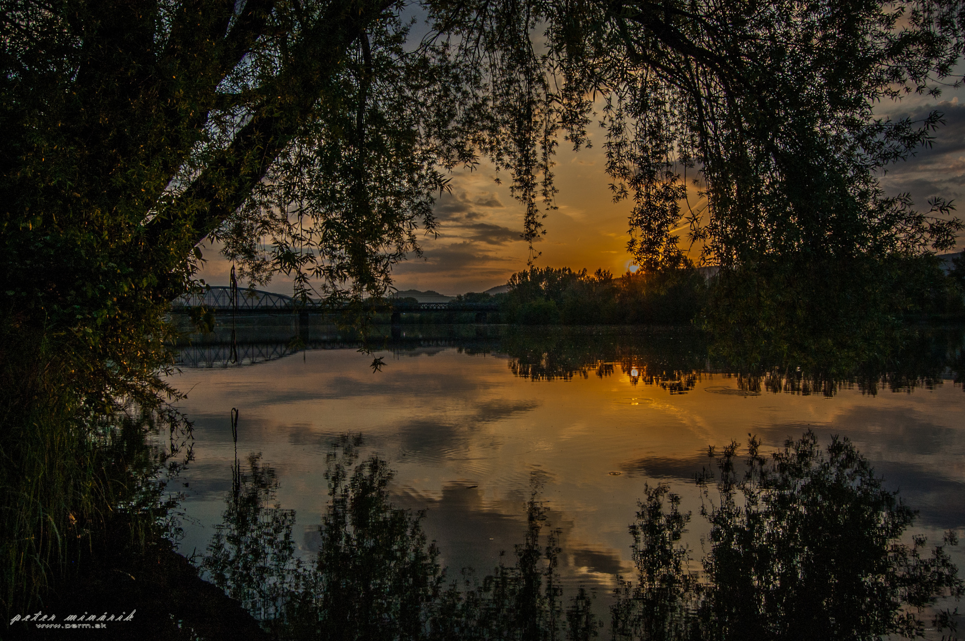 Východ slnka - rieka Váh  pri Púchove